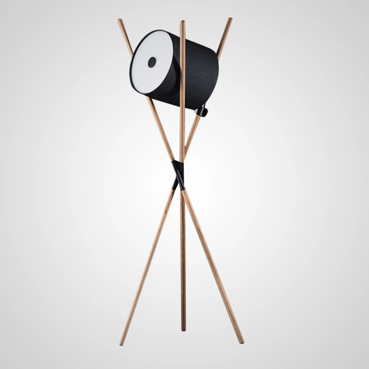 Черный плафон. Светлое дерево.